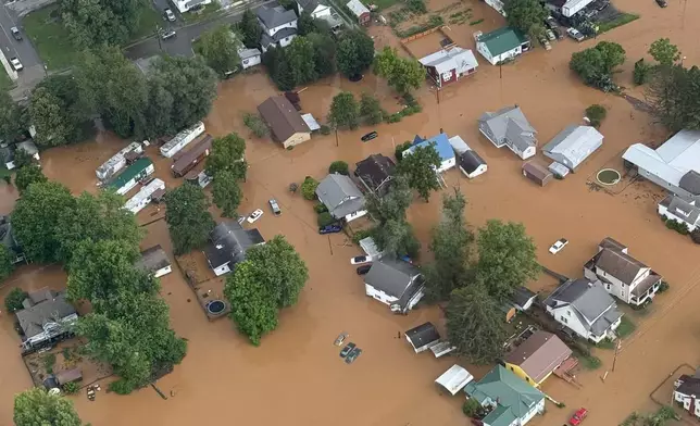 航拍照片顯示，西維珍尼亞州巴克漢農周三（2026年7月22日）出現大範圍水浸。(西維珍尼亞州州長莫里西辦公室圖片/美聯社) AP圖片