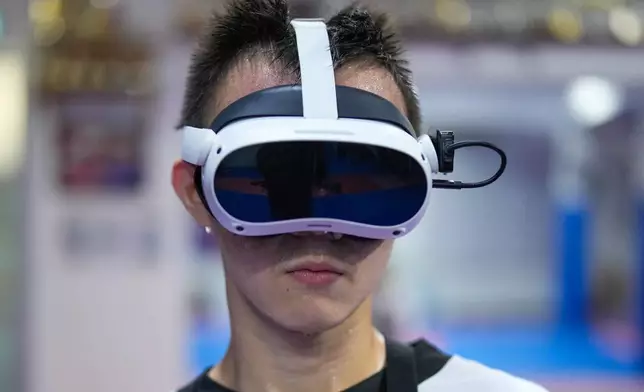 15歲的Jayden Teng於2026年4月23日周四，在馬來西亞吉隆坡郊區蒲種，使用沉浸式虛擬實境跆拳道系統訓練。(美聯社圖片/Vincent Thian) AP圖片