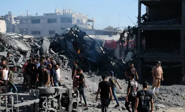 巴勒斯坦人在加沙城薩布拉區一間鐵匠舖附近聚集，該處遭以色列軍方無人機襲擊，造成至少四名巴勒斯坦人死亡，一人受傷。傷者被送往希法醫院，院方官員證實事件。攝於2026年7月12日周日。(美聯社圖片/Jehad Alshrafi) AP圖片