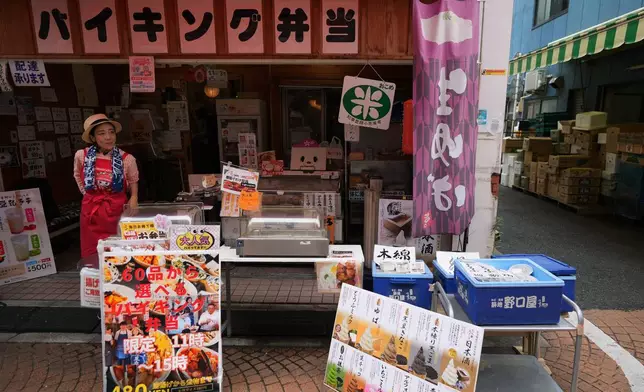 菅谷明子在東京的午市外賣店等候顧客，該店晚上會變為堂食餐廳。攝於2026年7月4日周六。(美聯社圖片/Hiro Komae) AP圖片