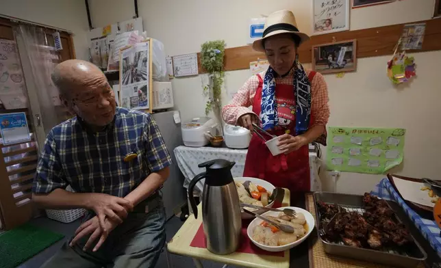 菅谷明子在東京的午市外賣店協助熟客領取自助午餐盒，該店晚上會變為堂食餐廳。攝於2026年7月4日周六。(美聯社圖片/Hiro Komae) AP圖片
