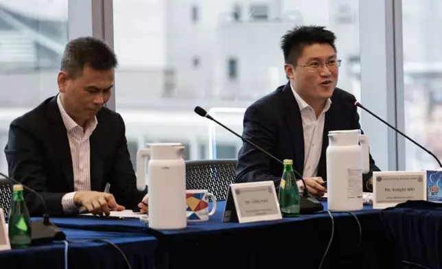 中國移動香港首席架構師韋海（右）以「量子引航護香江·共築安全新邊界」為題，分享量子通訊的本地實踐與警務應用潛力。