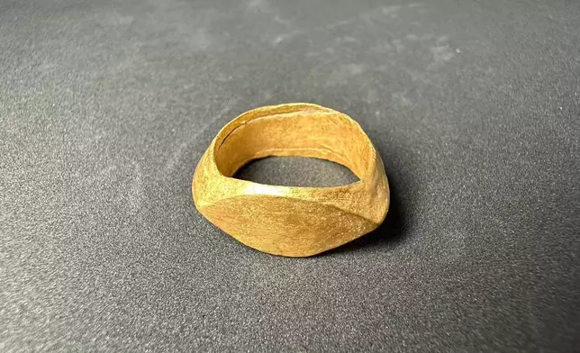 泰國藝術廳發布的圖片顯示，一枚金戒指在泰國佛丕府東艾通考古遺址出土，攝於2026年7月2日周四。(泰國藝術廳圖片/美聯社) AP圖片