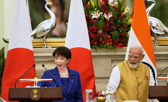 日本首相高市早苗（左）與印度總理莫迪（右），周四（2026年7月2日）在新德里向傳媒簡報代表團級別會議後離開。(美聯社圖片/Manish Swarup) AP圖片