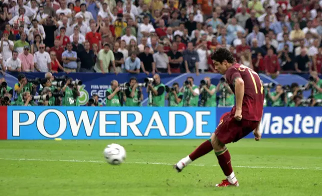 檔案圖片：2006年7月1日，在德國蓋爾森基興舉行的世界盃八強葡萄牙對英格蘭賽事中，葡萄牙球員C朗拿度在互射十二碼環節射入致勝一球。葡萄牙最終在互射十二碼環節以3比1勝出。(美聯社圖片/Matt Dunham) AP圖片