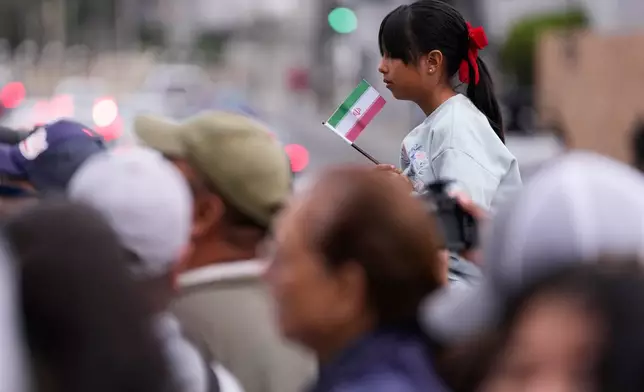 球迷周二（2026年6月30日）在墨西哥蒂華納等候，迎接離開酒店前往機場的伊朗世界盃足球隊成員。(美聯社圖片/Gregory Bull) AP圖片