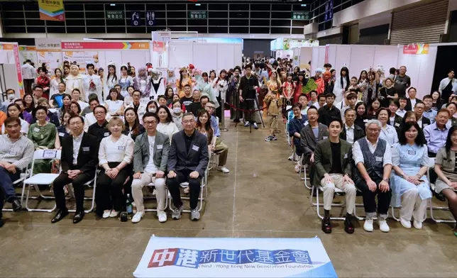 玩轉西遊—Cosplay 妝髮培訓班」於香港會議展覽中心圓滿舉行結業大典，多位政商、教育及文創界重量級主禮嘉賓、支持機構代表，與一班中學生學員及全場觀眾大合照。