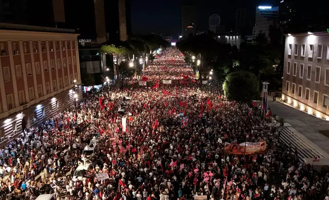 2026年7月4日周六，阿爾巴尼亞地拉那，示威者參與集會，抗議與美國總統特朗普女婿庫什納有關的豪華建築項目計劃。(美聯社圖片/Hameraldi Agolli) AP圖片