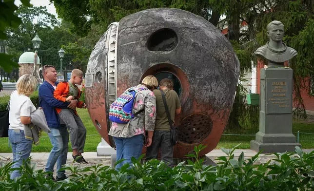 2026年7月28日周二，人們在俄羅斯聖彼得堡的宇宙航行博物館內仔細觀看一個太空艙。(美聯社圖片/Dmitri Lovetsky) AP圖片