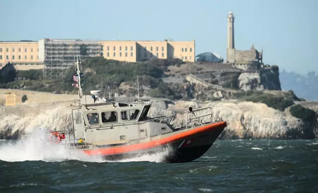 一艘美國海岸防衛隊船隻周二（2026年7月14日）駛過三藩市惡魔島，靠近平底船意外現場。(美聯社圖片/Noah Berger) AP圖片