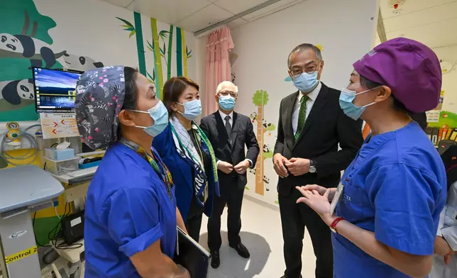 醫務衞生局局長到訪香港兒童醫院。 政府新聞處圖片