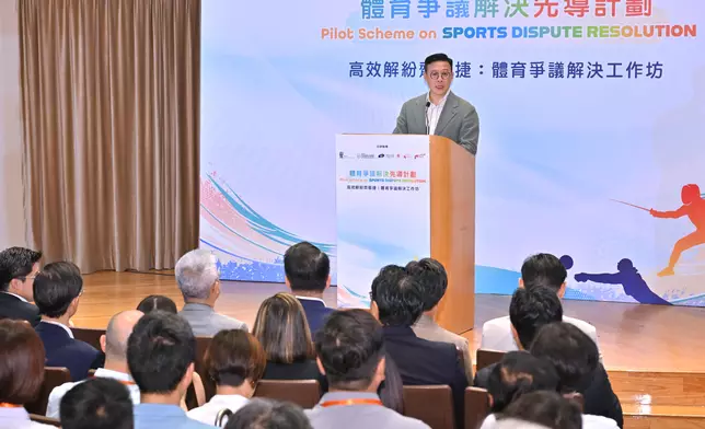 律政司副司長兼體育爭議解決諮詢委員會主席張國鈞在工作坊致歡迎辭。政府新聞處圖片
