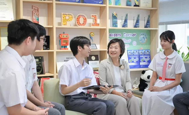 蔡若蓮（右二）聽取學生分享參與創科活動的成果。政府新聞處圖片