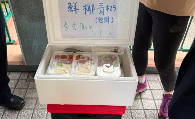 食環署人員在行動中發現有無牌小販非法擺賣食物。政府新聞處圖片