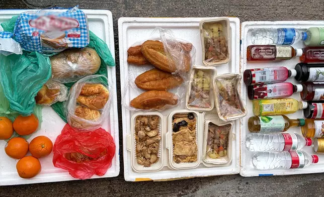 食環署人員在行動中檢獲的食物和飲料。 政府新聞處圖片