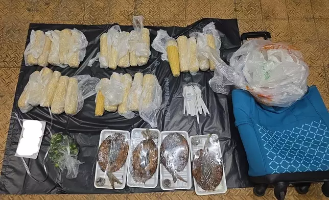 食環署人員在行動中檢獲的食物和擺賣工具。政府新聞處圖片
