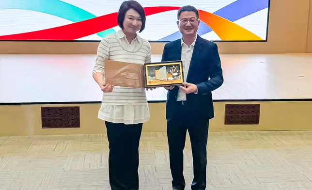 立法會國家事務研修考察到訪北京市12345市民熱線服務中心。政府新聞處圖片