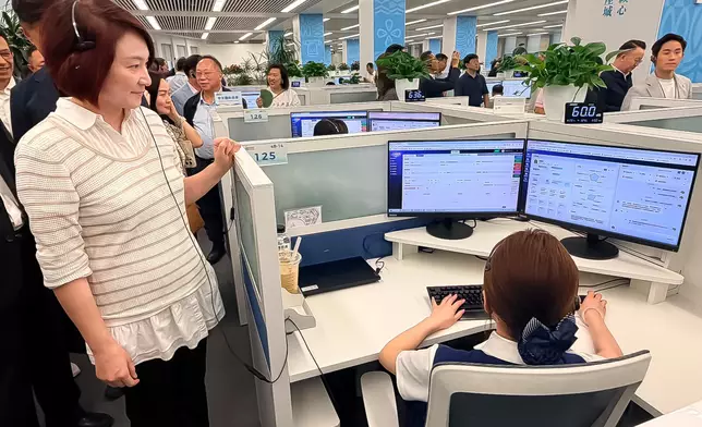 立法會國家事務研修考察到訪北京市12345市民熱線服務中心。 政府新聞處圖片