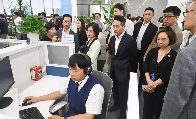 立法會國家事務研修考察到訪北京市12345市民熱線服務中心。政府新聞處圖片
