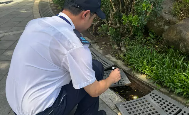 食環署人員檢查水渠防蚊情況。政府新聞處圖片