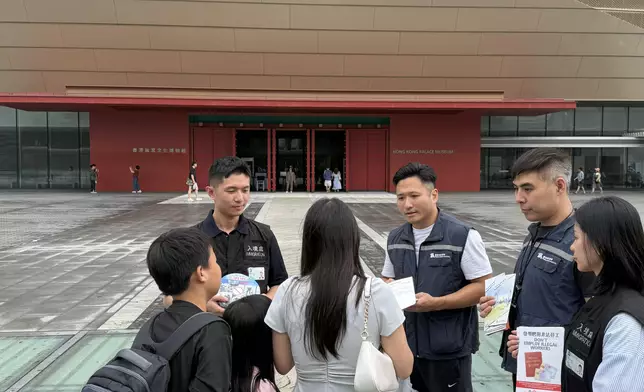 入境事務處與旅遊業監管局採取聯合行動打擊非法勞工拘兩人。 政府新聞處圖片