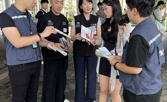 入境事務處與旅遊業監管局採取聯合行動打擊非法勞工拘兩人。 政府新聞處圖片