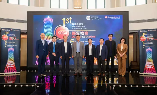 左起：嶺南大學學術暨教務副校長及林文贊科學計算講座教授陳漢夫教授、香港特別行政區政府駐粵經濟貿易辦事處（駐粵辦）副主任莊港生先生、廣東工業大學校長邱學青教授、嶺大校長及韋基球數據科學講座教授秦泗釗教授、華南師範大學黨委書記王恒胤教授、正中投資集團有限公司董事長鄧學勤先生、「嶺南高等研究院」資深嶺南學者許子東教授、廣東廣播電視台對外傳播中心首席駐港負責人朱可女士。
