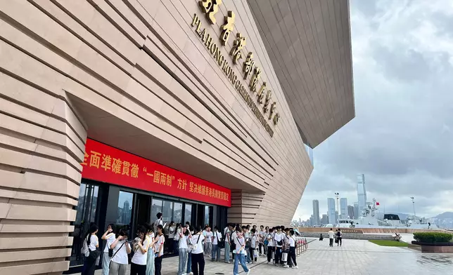 學生們也可進入碼頭旁的駐香港部隊展覽中心參觀。巴士的報記者攝