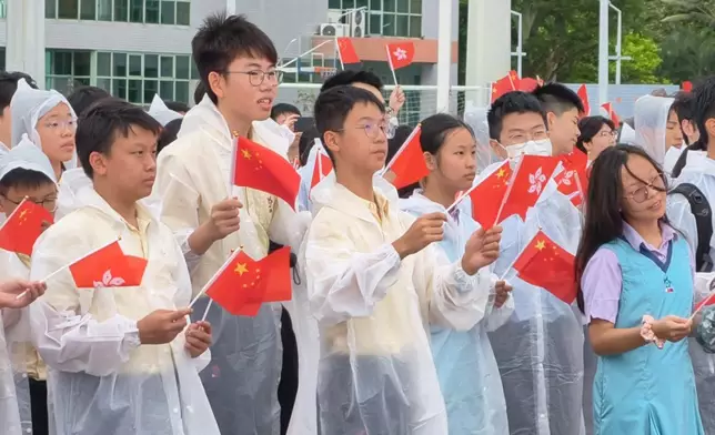不少前來歡送的市民與學生代表身上都淋濕了，但熱情不減。巴士的報記者攝