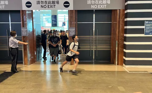 香港書展今日開鑼 大批市民一早排隊「衝閘」入場。巴士的報記者攝