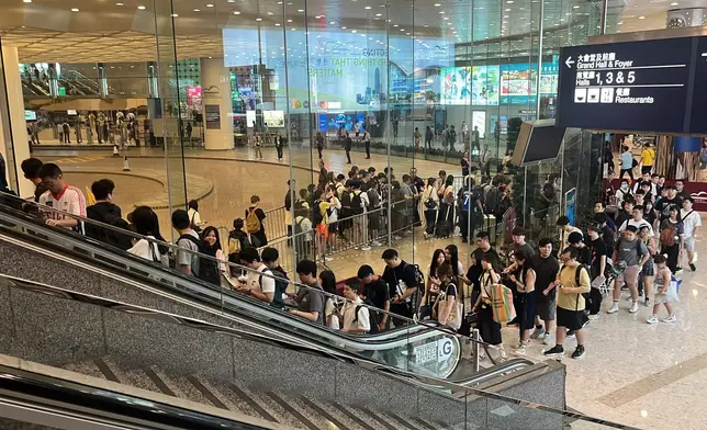 香港書展今日開鑼 大批市民一早排隊入場。巴士的報記者攝