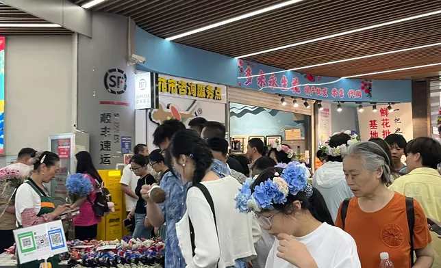 遊客可以買花圈、挑選鮮花，買完鮮花可以到市集的順豐郵寄。