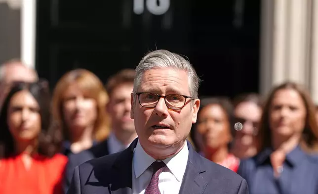 英國即將卸任的首相施紀賢，周一（2026年7月20日）在倫敦唐寧街10號離開時發言。(美聯社圖片/Kirsty Wigglesworth) AP圖片