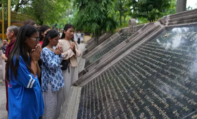 2026年7月18日周六，印度鹿野苑，遊客在寺院外獻上祈禱。(美聯社圖片/Rajesh Kumar Singh) AP圖片
