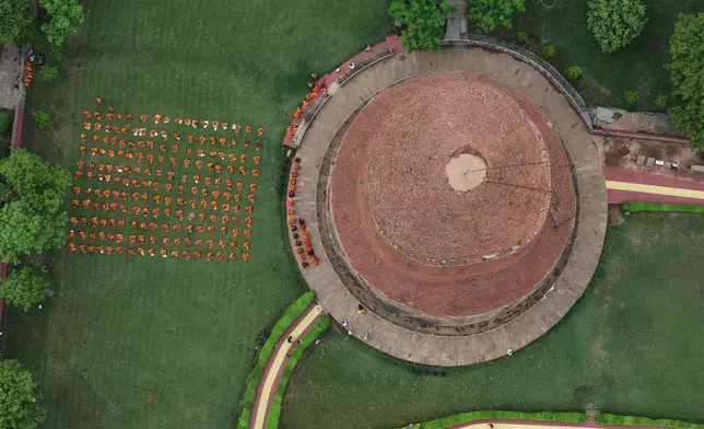 2026年7月19日周日，印度鹿野苑古老佛教遺址，僧侶在達美克佛塔外聚集。(美聯社圖片/Rajesh Kumar Singh) AP圖片
