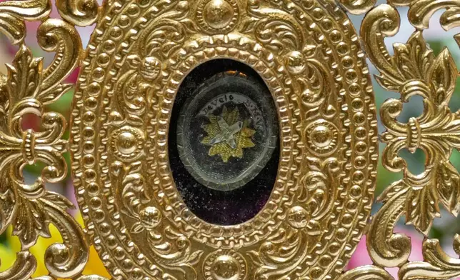 2026年7月16日，菲律賓甲米地省阿方索鎮，土耳其以弗所聖母瑪利亞之家複製品「以弗所之家」內，一件據稱來自聖母瑪利亞面紗的聖物。(美聯社圖片/Aaron Favila) AP圖片