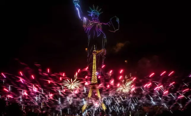 2026年7月13日周一深夜，在巴黎巴士底日慶祝活動前夕，煙花及無人機照亮艾菲爾鐵塔。(美聯社圖片/Thomas Padilla) AP圖片