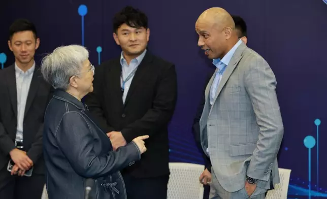 網絡安全及科技罪案調查科高級警司莫俊傑與專家就量子安全技術路線交換觀點。