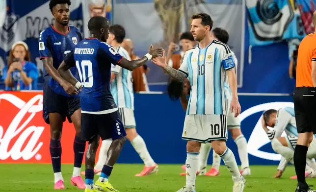 二零二六年七月三日周五，阿根廷球員美斯（Lionel Messi）（十號球衣）在佛羅里達州邁阿密花園舉行的世界盃三十二強足球賽後，向佛得角球員查米羅·蒙特羅（Jamiro Monteiro）（十號球衣）致意。 (美聯社圖片/Chris Carlson) AP圖片