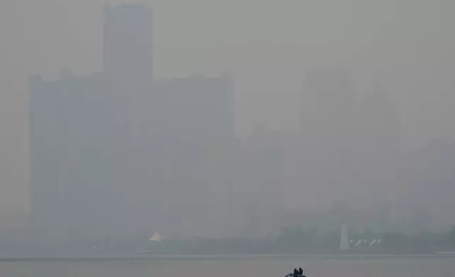 周四（2026年7月16日），底特律，一艘船隻停泊在底特律河上，靠近天際線，當地因加拿大山火煙霧導致空氣質素惡劣。(美聯社圖片/Paul Sancya) AP圖片