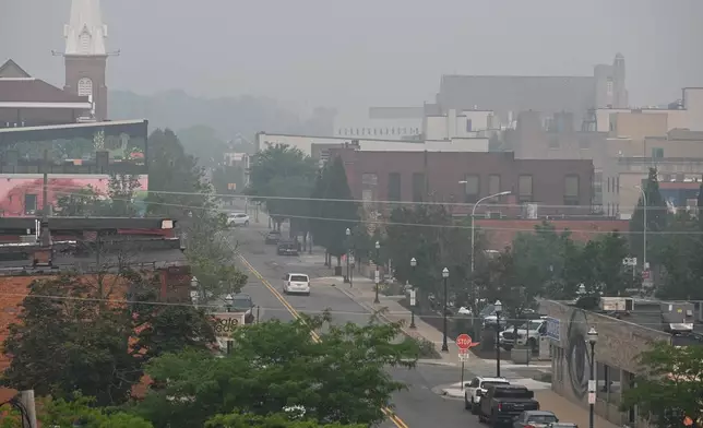 山火濃煙籠罩密歇根州傑克遜市中心。攝於2026年7月16日周四。(J. Scott Park/Jackson Citizen Patriot via 美聯社) AP圖片