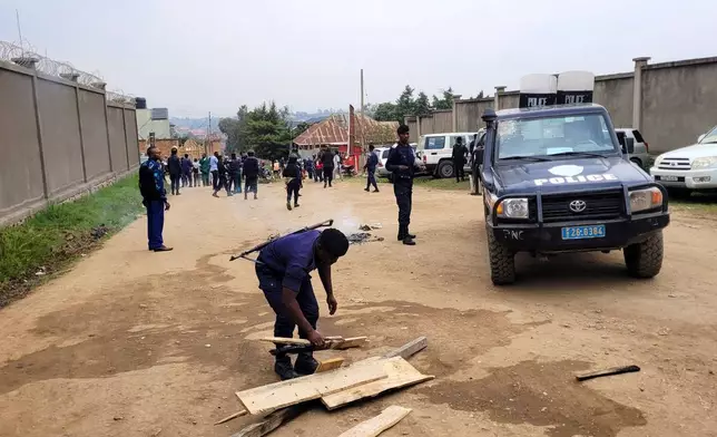 剛果布尼亞，2026年7月15日周三，參與伊波拉應對工作的衞生人員因薪酬問題罷工抗議，一名警員正在清理雜物。(美聯社圖片/Constant Same Bagalwa) AP圖片