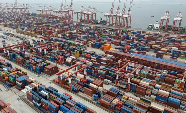 資料圖片：2025年4月17日，中國廣東省南部南沙區的廣州港，貨櫃準備運輸。(美聯社圖片/Ng Han Guan) AP圖片