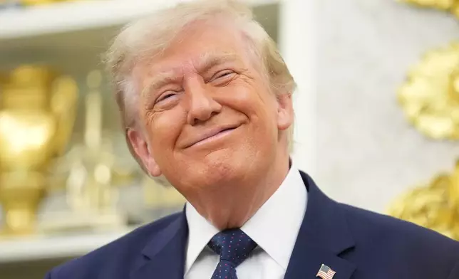 美國總統特朗普於2026年7月6日周一，在華盛頓白宮橢圓形辦公室為紐約證券交易所和納斯達克敲響開市鐘後，面露笑容。(美聯社圖片/Mark Schiefelbein) AP圖片