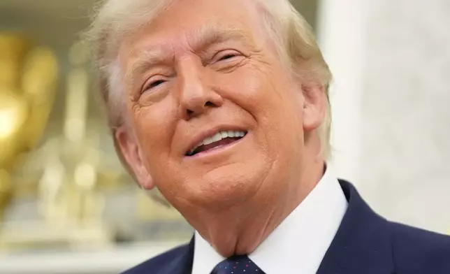 美國總統特朗普於2026年7月6日周一，在華盛頓白宮橢圓形辦公室為紐約證券交易所和納斯達克敲響開市鐘後，面露笑容。(美聯社圖片/Mark Schiefelbein) AP圖片
