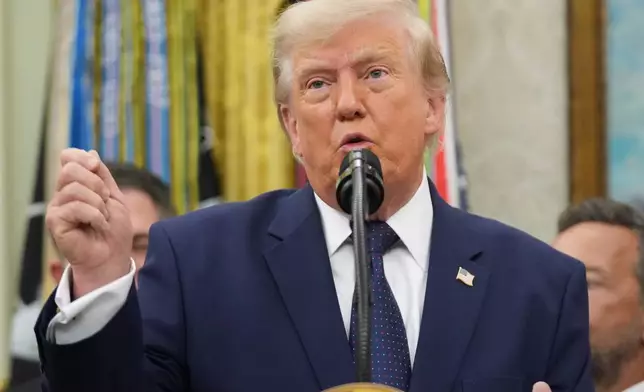 美國總統特朗普於2026年7月6日周一，在華盛頓白宮橢圓形辦公室為紐約證券交易所和納斯達克敲響開市鐘後，談及國際足協。(美聯社圖片/Mark Schiefelbein) AP圖片