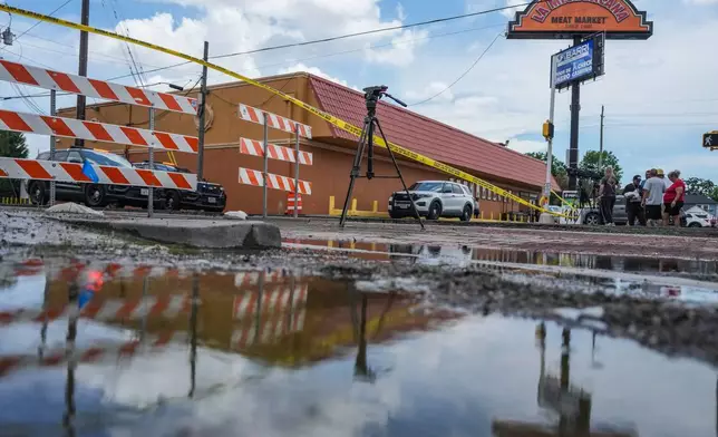 警方周二（2026年7月7日）在侯斯頓運河街處理一宗槍擊案。(Jacob Lujan/Houston Chronicle via 美聯社圖片) AP圖片