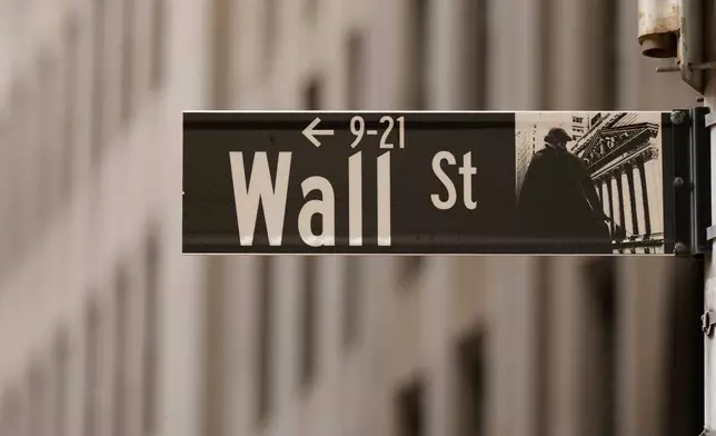 檔案圖片：紐約證券交易所外可見華爾街標誌。攝於2026年3月30日周一，紐約。(美聯社圖片/Seth Wenig) AP圖片