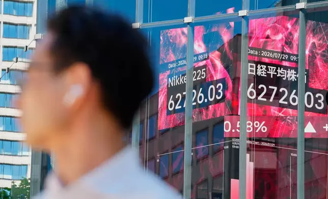 一名人士站在證券公司內顯示日本日經指數的電子屏幕旁，攝於2026年7月29日周三的東京。(美聯社圖片/Eugene Hoshiko) AP圖片