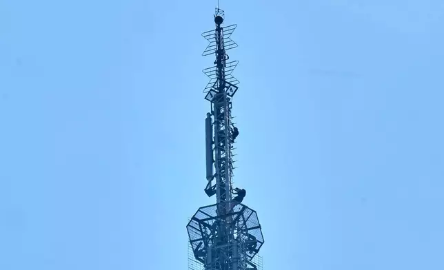 2026年7月1日周三，兩人在紐約帝國大廈尖頂下降。（美聯社圖片/Richard Drew） AP圖片